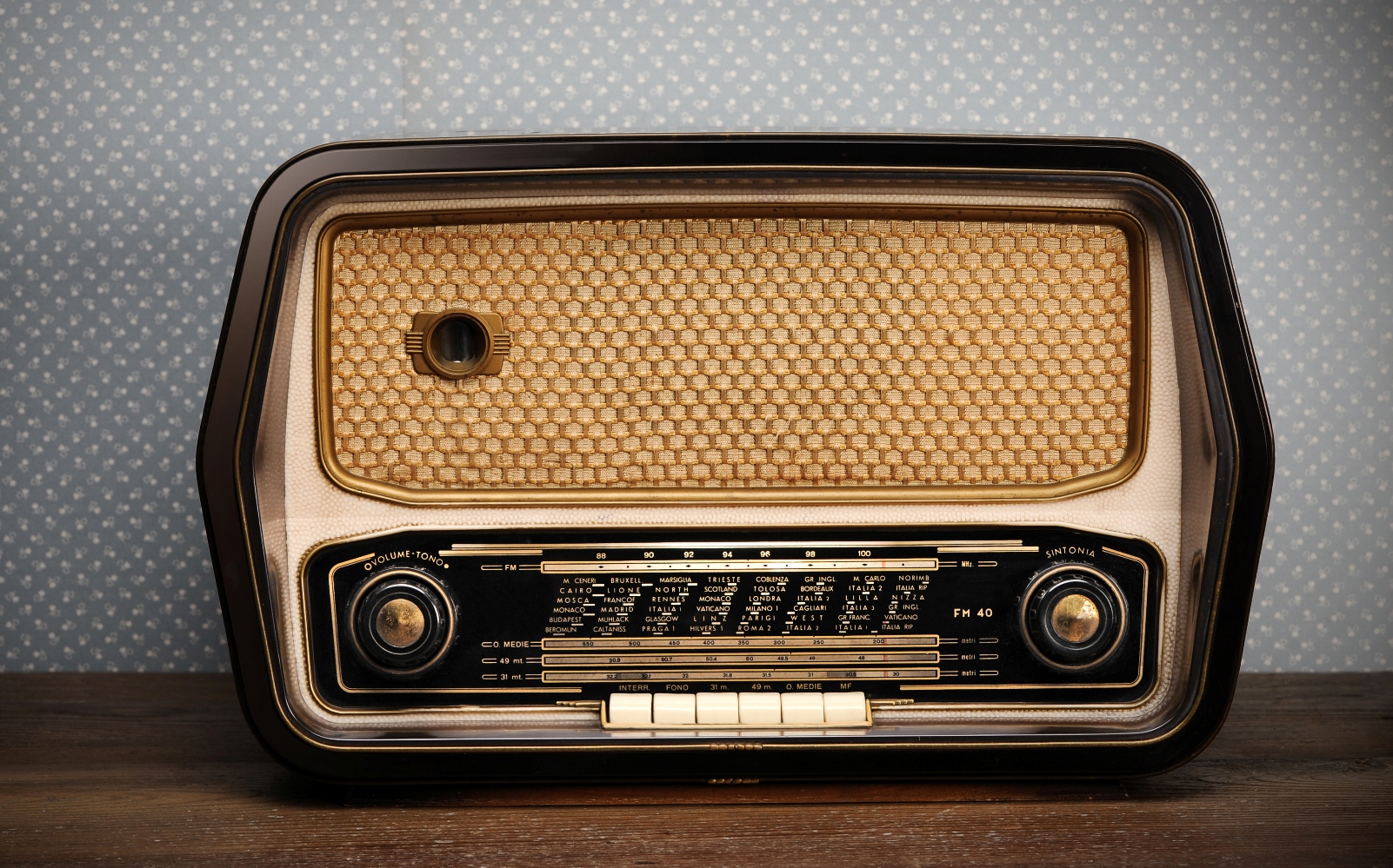 Rough Year Predicted for Radio and Print